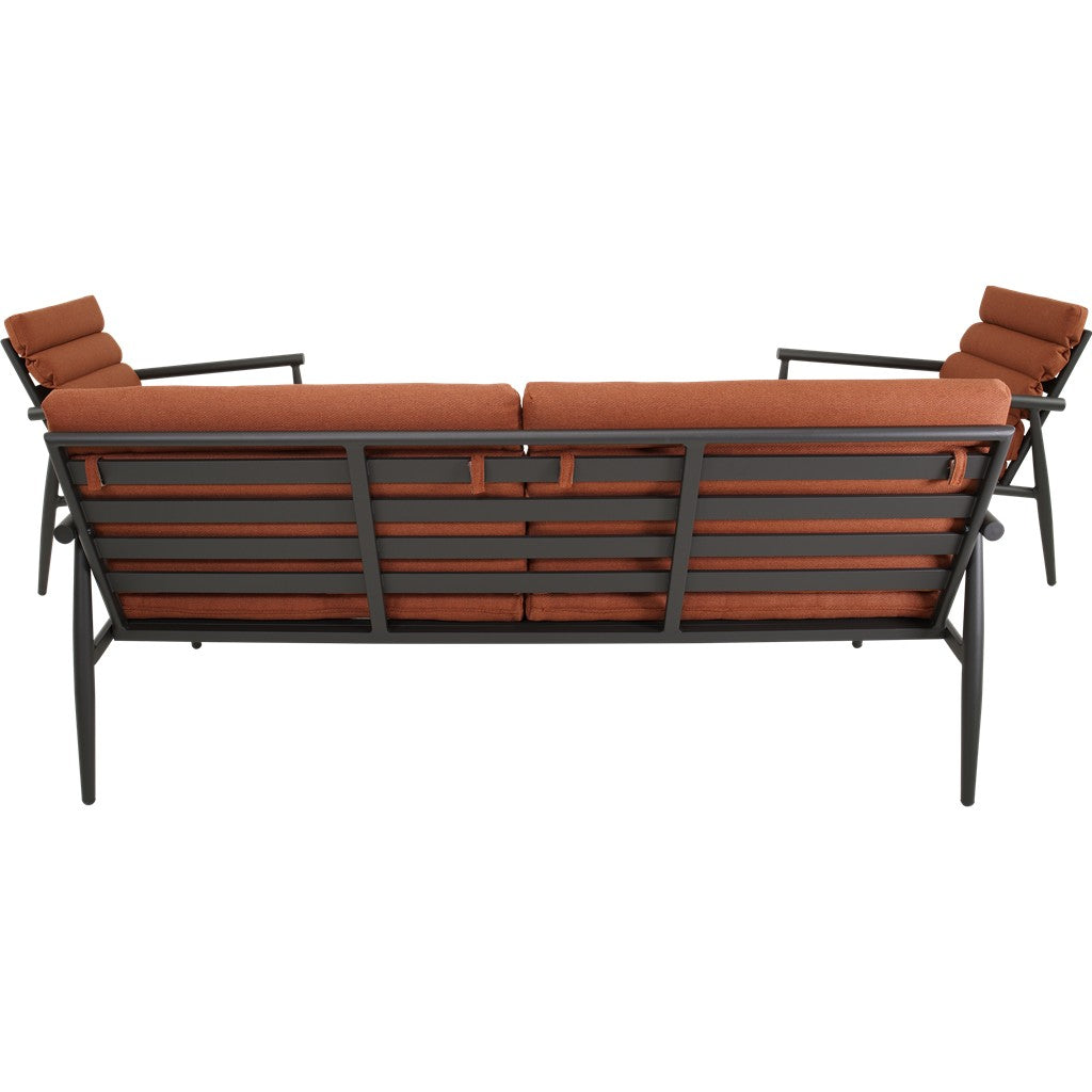 3-zitsbank met terracotta zit- en rugkussens en donker metalen frame.