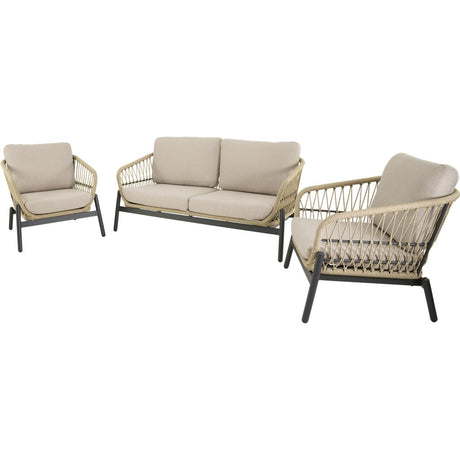 Beige loungeset met tweezitsbank en twee fauteuils, gevlochten frame en beige kussens