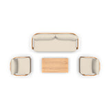 Loungeset detail: beige bank met houten zijkanten en bijpassende fauteuils, houtstructuur zichtbaar