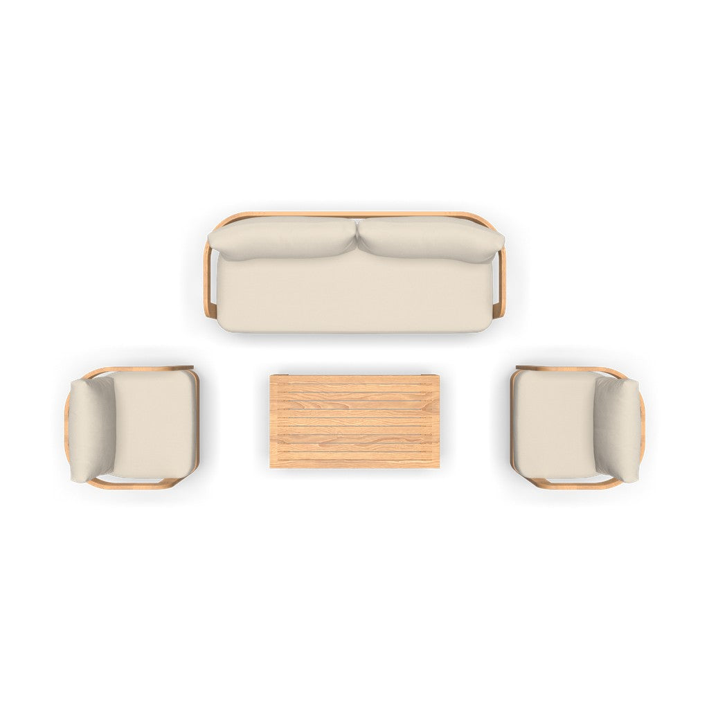Loungeset detail: beige bank met houten zijkanten en bijpassende fauteuils, houtstructuur zichtbaar