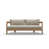 Rechte loungesetbank met twee beige rugkussens, licht houten frame en houten dwarslatten