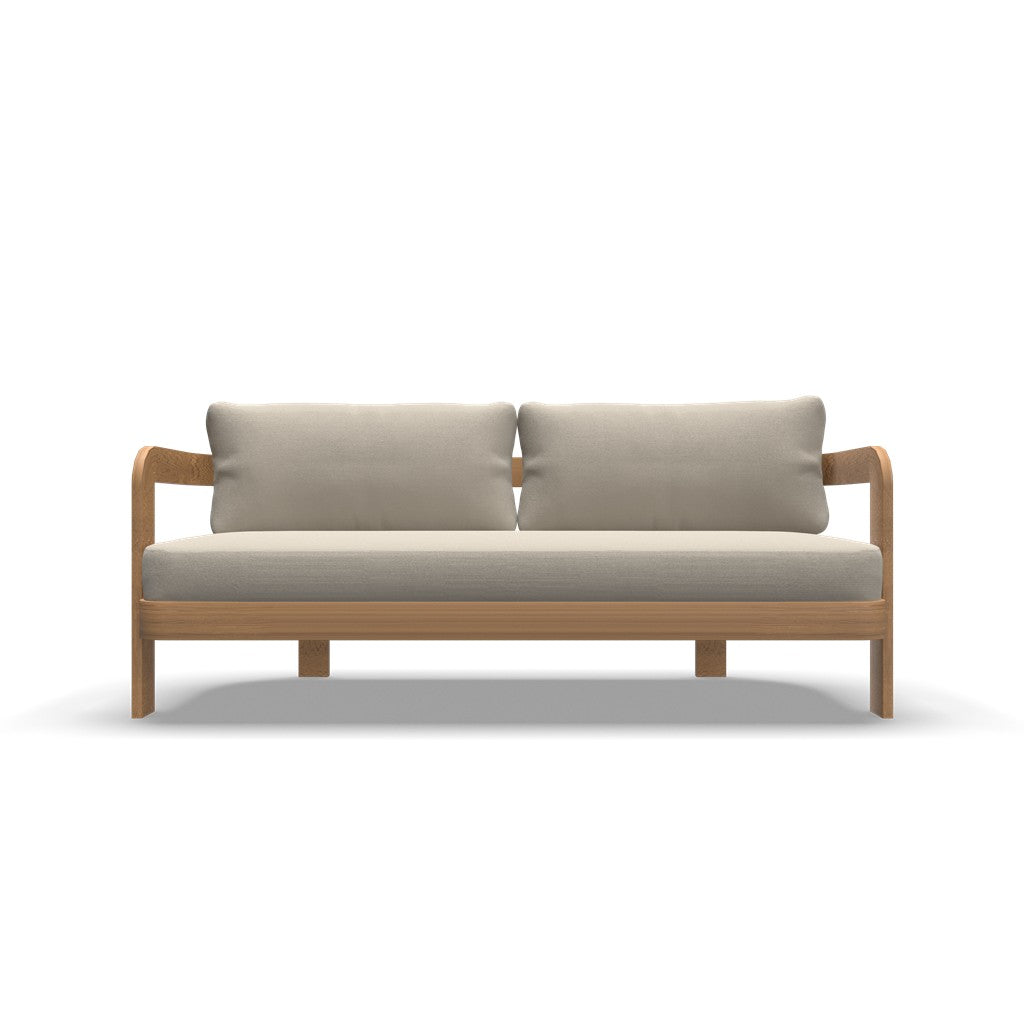 Rechte loungesetbank met twee beige rugkussens, licht houten frame en houten dwarslatten
