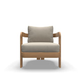 Beige fauteuil met kussens en houten frame
