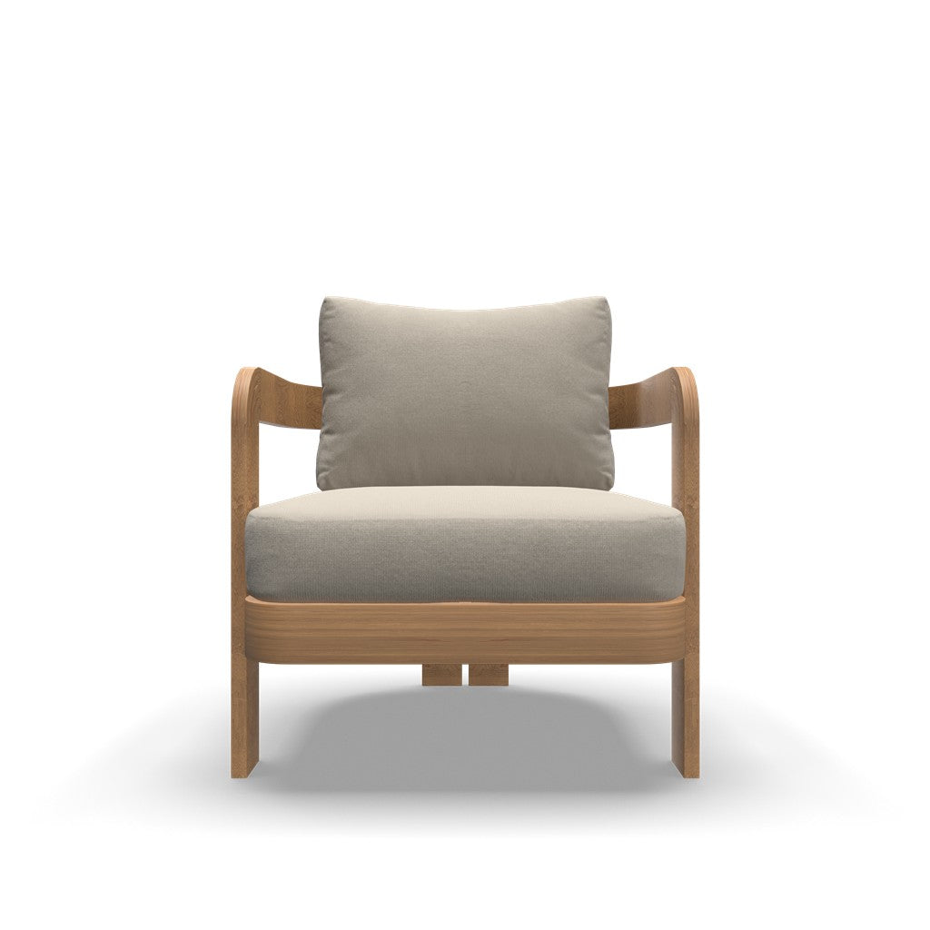 Beige fauteuil met kussens en houten frame