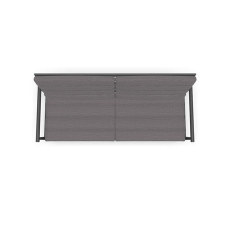Bank met donkergrijze rugkussens en middennaad, zwart metalen frame