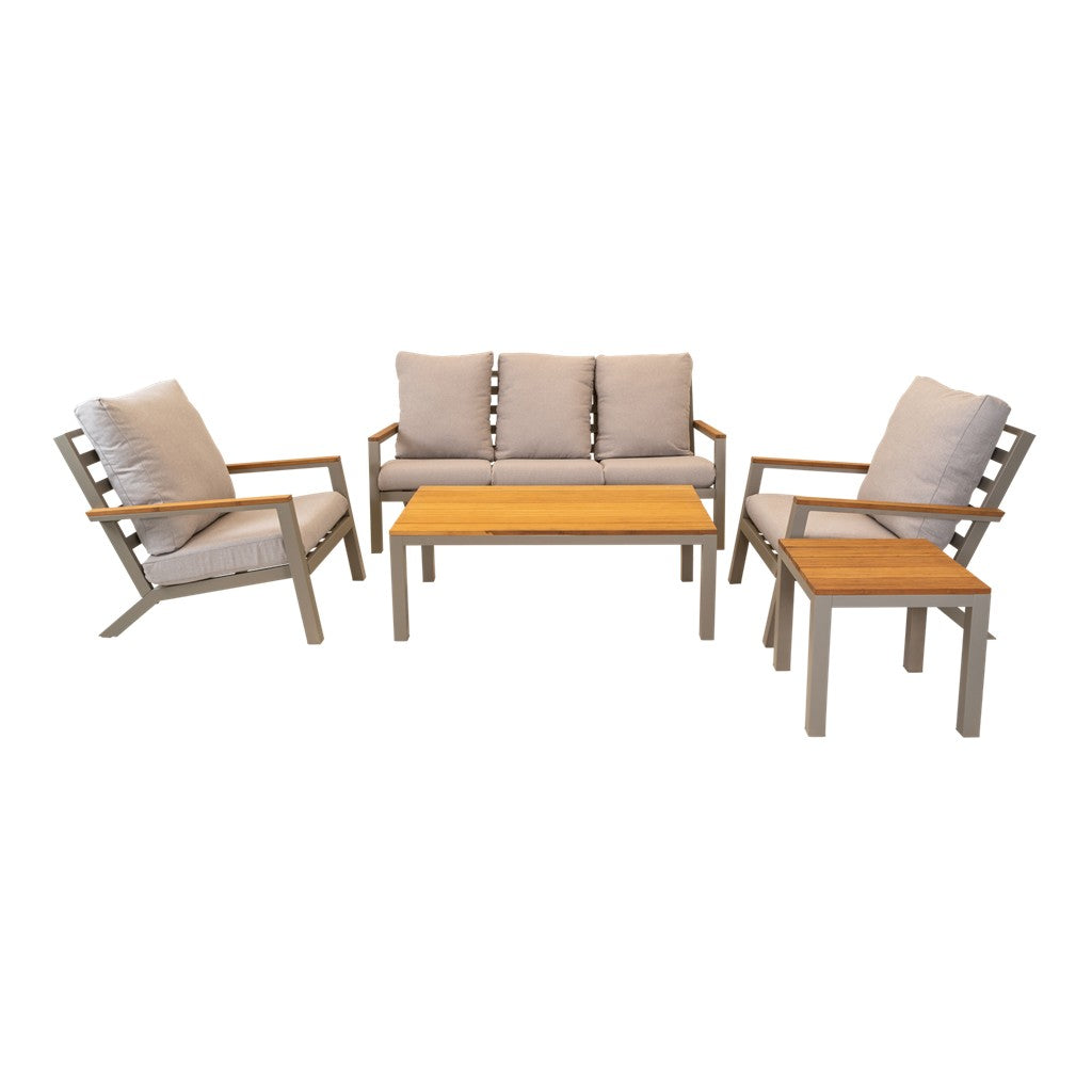 Loungeset met beige kussens, bank en 2 fauteuils met houten salontafel en bijzet
