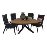 Driehoekige houten eettafel met zwart onderstel en zwarte stoelen met donker kussens