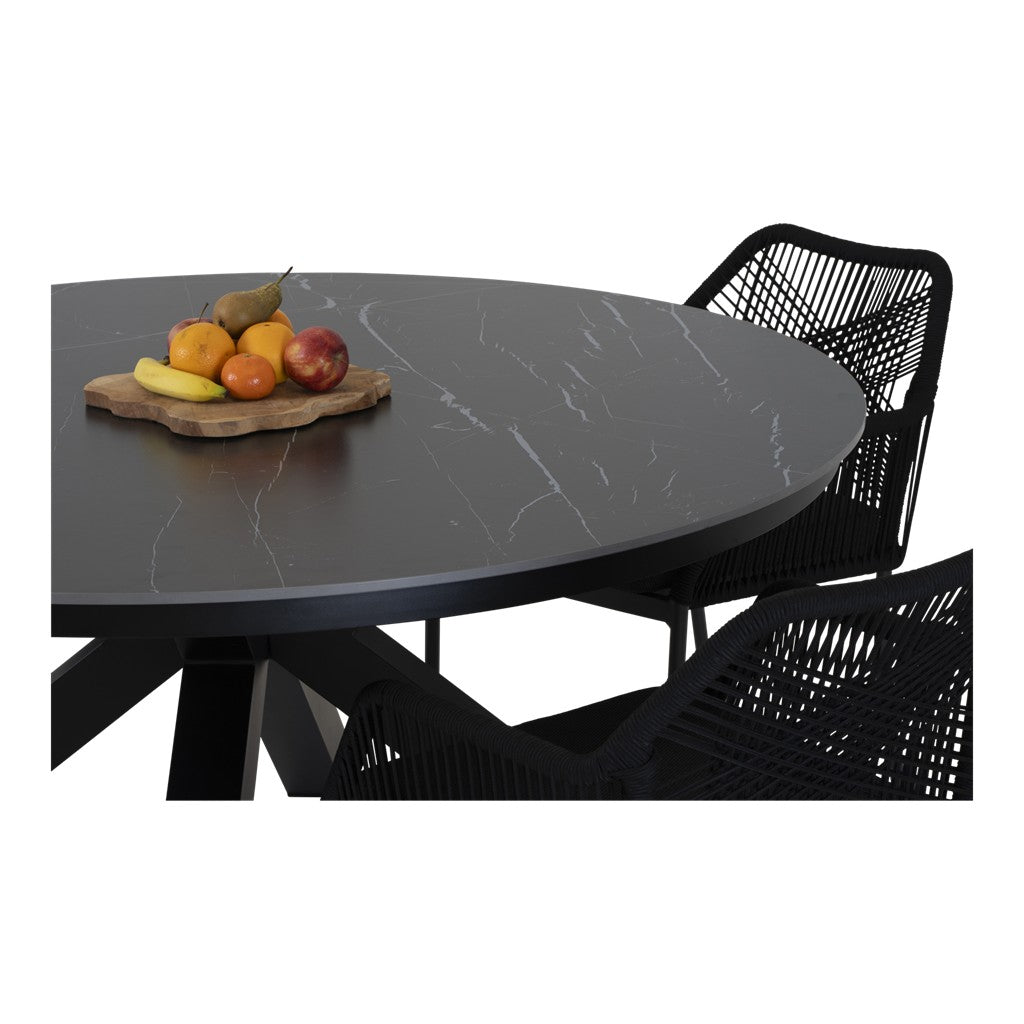 Ronde tafel met donkergrijs blad en zwarte poten naast zwarte gevlochten stoelen