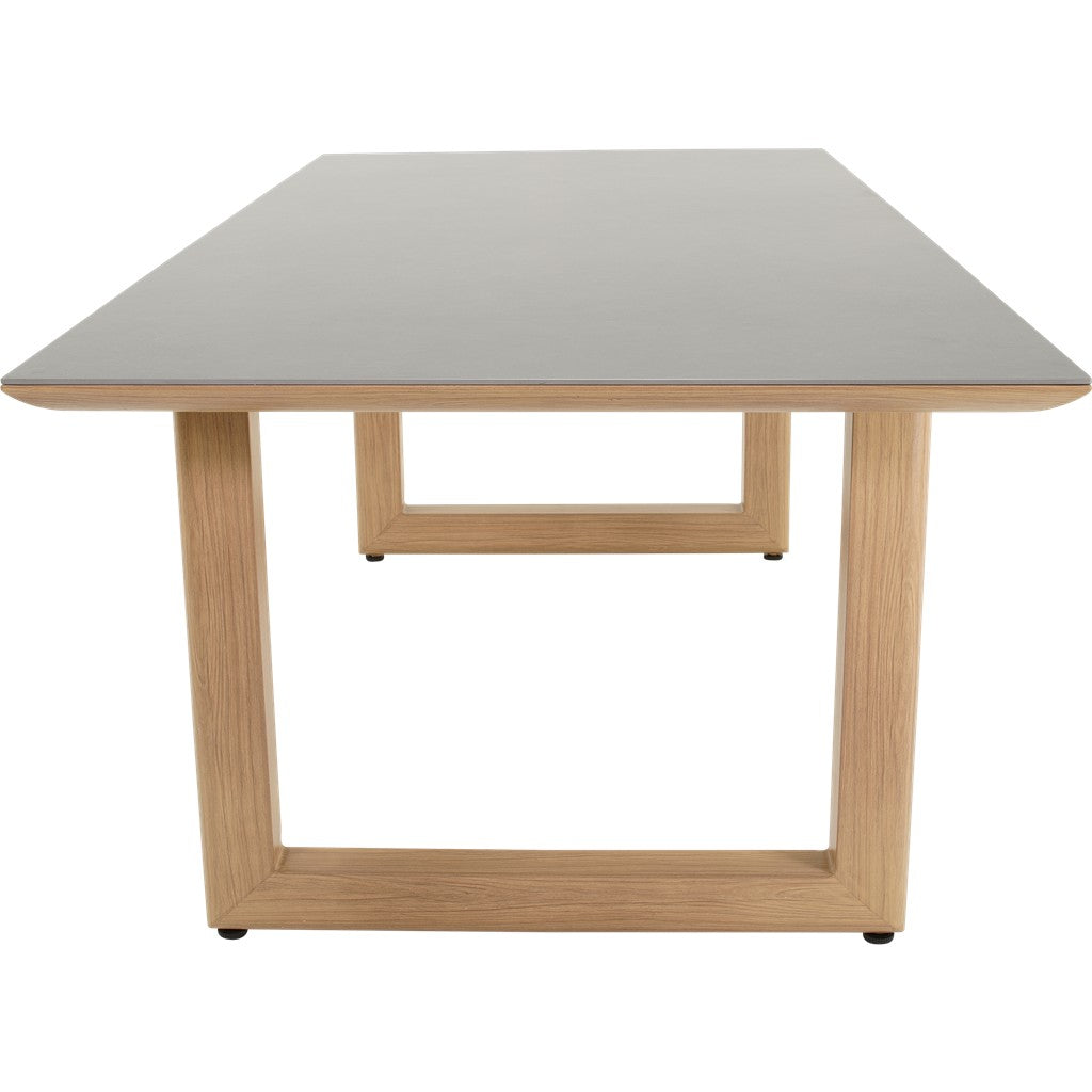 Rechthoekige eettafel met grijs blad en open onderstel van licht eikenhout