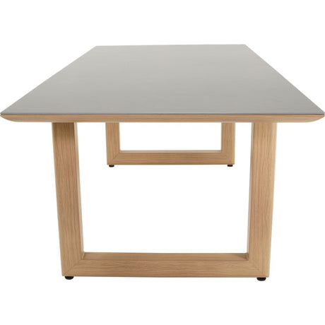 Rechthoekige eettafel met grijs blad en open onderstel van licht eikenhout