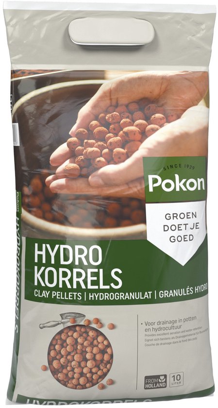 Hydrokorrels in zak, groene Pokon-label en afbeelding van kleikorrels in handen
