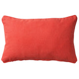 Rood effen sierkussen met gladde stof en smalle rand