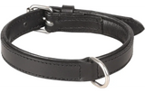 Gevoerde halsband van zwart leer met metalen ring en verstelband