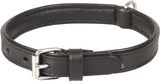Gevulde halsband van zwart leer met brede band en metalen gesp.