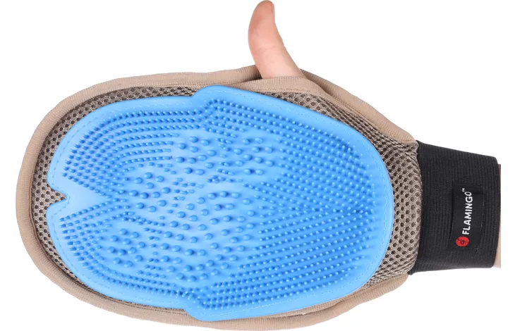 Massagehandschoen met blauwe noppen, beige voering en duimlus zichtbaar