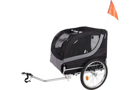 Zwarte fietskar met huif, zijvensters en oranje vlag, met voorwiel en dissel.