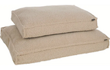 Twee rechthoekige beige kussens in verschillende formaten, met lusachtige stof