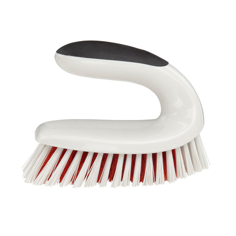 OXO schrobborstel met gebogen witte handgreep, zwarte kop en rode/witte borstelharen