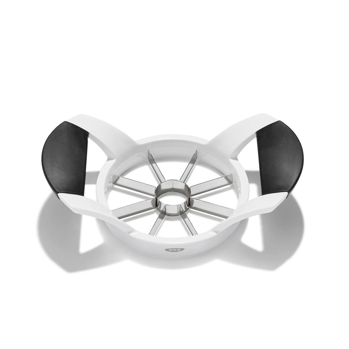 OXO appeldeler, wit frame met zwarte handgrepen en metalen snijwiel met 6 spaken