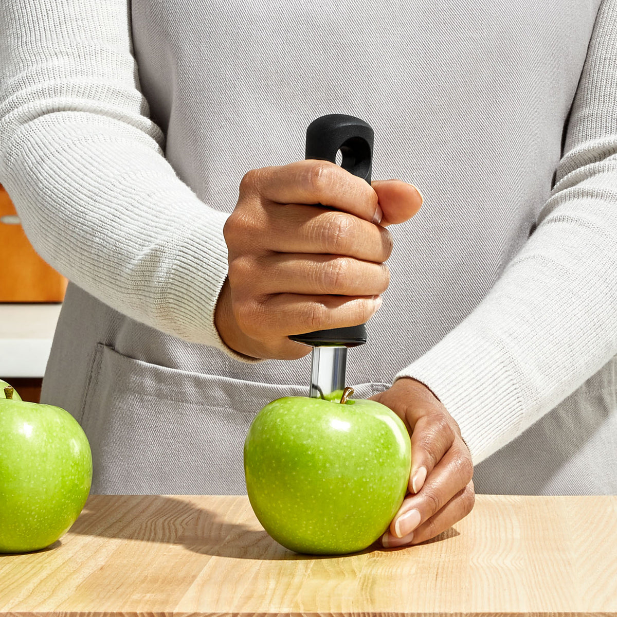Appelboor in gebruik: metalen boor voor appel, zwarte handgreep