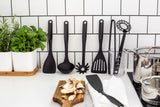 GastroMax nylon spatel met sleuven tussen zwarte keukengereedschappen