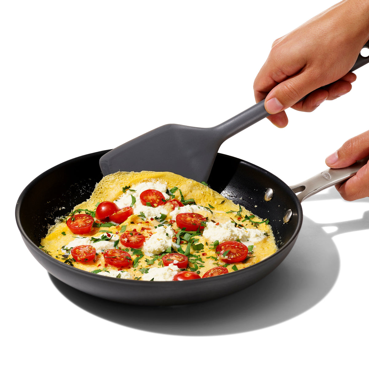 OXO siliconen spatel in pan met omelet, donkergrijs