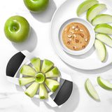 OXO appeldeler met groene appelpartjes; snijwiel en zwarte handgrepen zichtbaar