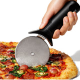 Pizzasnijder die pizza doorsnijdt met duimbeschermer op zwarte handgreep