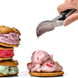 IJsschep schept roze ijs van koekjes, met RVS lepel en zwarte handgreep.