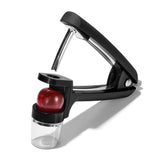 OXO kersen- en olijfontpitter met spatscherm, zwart frame met rood duwstuk en opvangbak