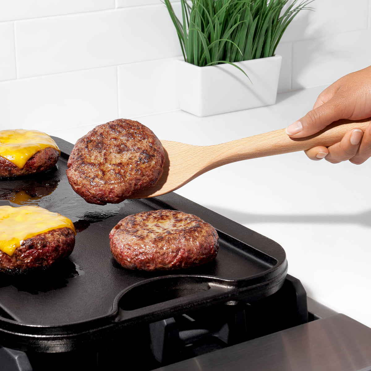 Houten spatel om hamburgers om te draaien op grill, lange steel