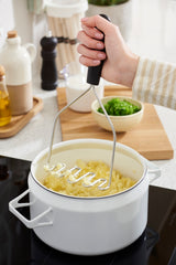 GastroMax aardappelstamper in gebruik boven pot met aardappelpuree