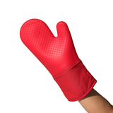 Rode siliconen ovenwant met antislip grip en brede manchet om de hand