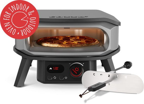 Elektrische pizzaoven met geopende deur, pizza in de oven en bedieningspaneel