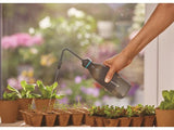 GARDENA plantenspuit in hand, sproeit water over planten in kleine potjes
