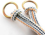 Ophangbevestiging van schommelstoel met gevlochten touw en metalen ring.