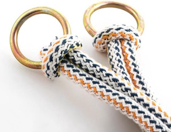 Ophangbevestiging van schommelstoel met gevlochten touw en metalen ring.