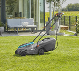 Gardena elektrische grasmaaier op gazon, grijs maaidek met blauw en stuur