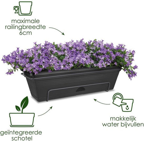 Zwarte balkonbak met ingebouwde schotel, gevuld met paarse bloemen.
