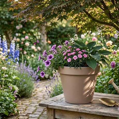 Ronde kunststof bloempot in mokka bruin met beplanting en bloemen bovenrand.