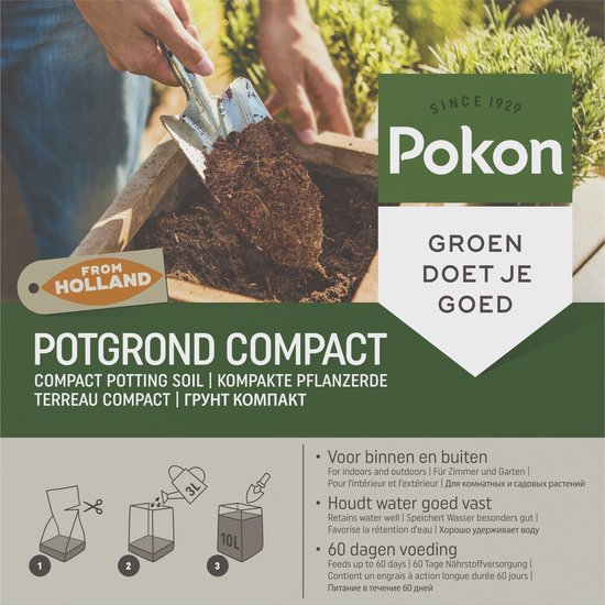 Compacte potgrond van Pokon in houten plantenbak, aarde wordt opgeschept