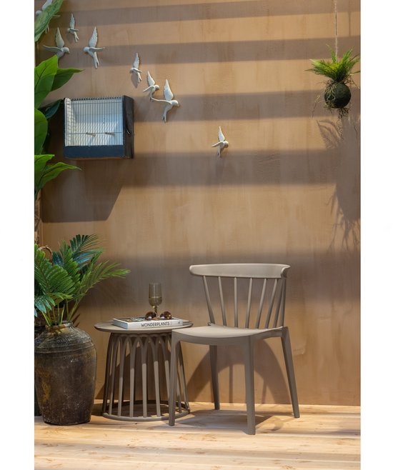 Taupe kunststof eetkamerstoel met hoge rugleuning en verticale spijlen, rechte poten.