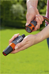 GARDENA tuinsproeipistool oranje-grijs in hand, smalle sproeikop.