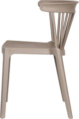 Taupe kunststof eetkamerstoel met armloze zitting en hoge rug, verticale spijlen.