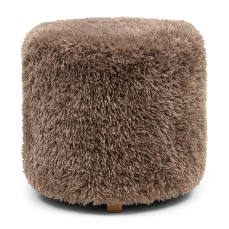 Rivièra Maison Bowery poodlepoef in taupe met hoogpolige bekleding en houten voetje