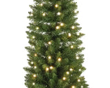 Kunstkerstboom met naaldtakken en warmwitte verlichting aan de takken.