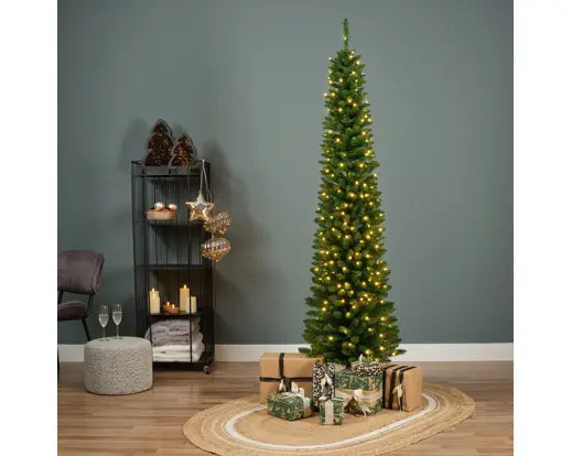 Kunstkerstboom met warmwitte LED’s op standaard.