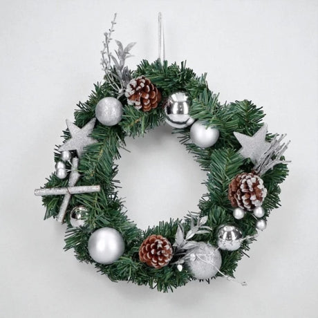 Kerstkrans ø30 cm met groene dennentakken, zilveren ballen en dennenappels