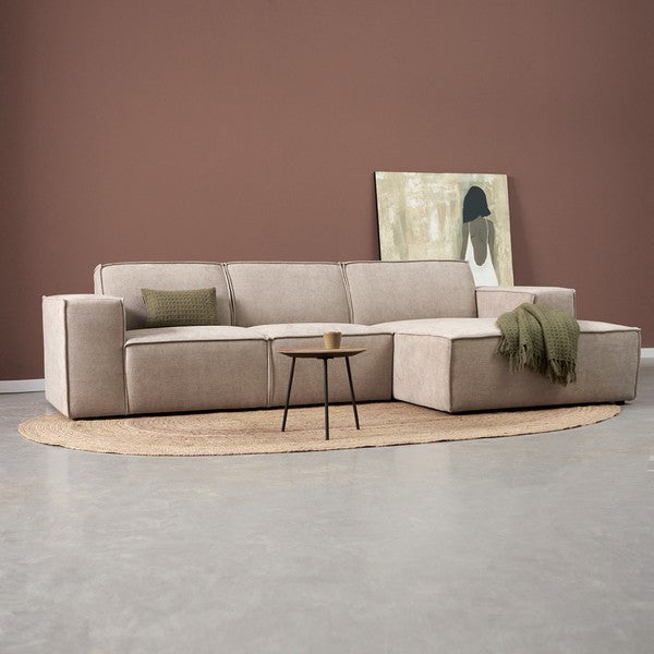Chaise longue met lichtbeige stoffering, losse ottoman en groen plaid
