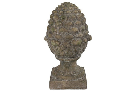 Sierornament dennenappel met getextureerde schors op sokkel, grijs